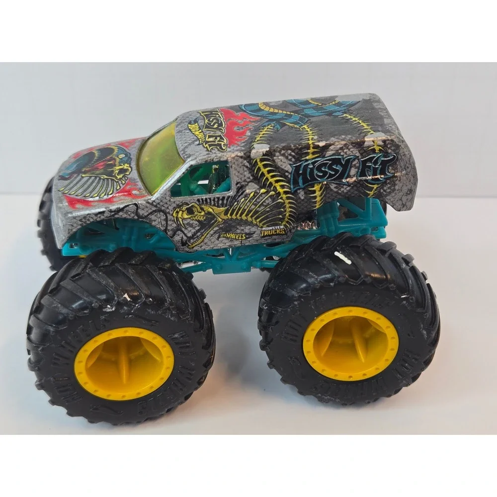 Hot Wheels Monster Trucks Hissy Fit and‎ 4-Wheel Hive 1:64 Diecast Lot of 2